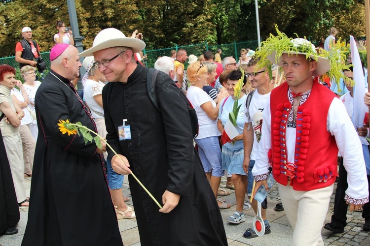 Powitanie 28. Pielgrzymki Diecezji Bielsko-Żywieckiej - grupy hałcnowskie na Jasnej Górze - 2019; cz. 1