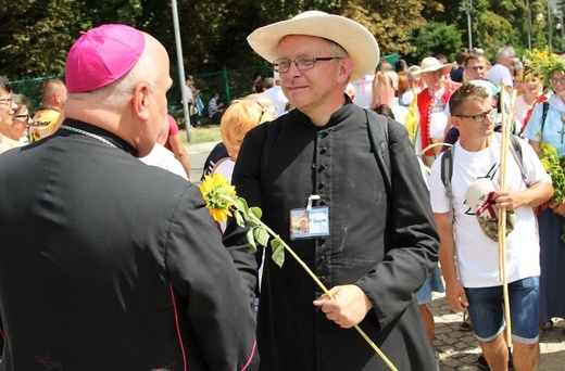 Powitanie 28. Pielgrzymki Diecezji Bielsko-Żywieckiej - grupy hałcnowskie na Jasnej Górze - 2019; cz. 1
