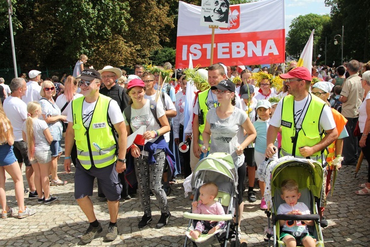 Powitanie 28. Pielgrzymki Diecezji Bielsko-Żywieckiej - grupy hałcnowskie na Jasnej Górze - 2019; cz. 1