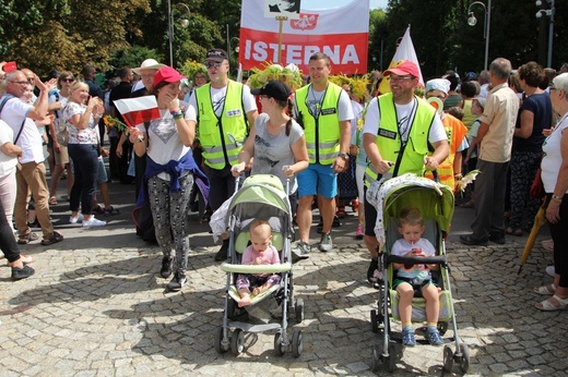 Powitanie 28. Pielgrzymki Diecezji Bielsko-Żywieckiej - grupy hałcnowskie na Jasnej Górze - 2019; cz. 1