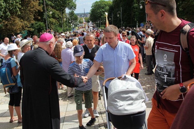 Powitanie 28. Pielgrzymki Diecezji Bielsko-Żywieckiej - grupy hałcnowskie na Jasnej Górze - 2019; cz. 2