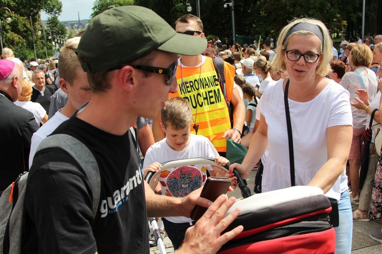 Powitanie 28. Pielgrzymki Diecezji Bielsko-Żywieckiej - grupy hałcnowskie na Jasnej Górze - 2019; cz. 2