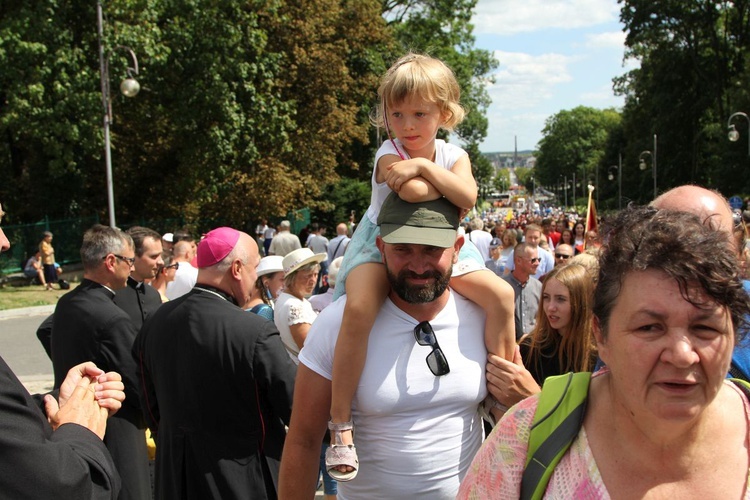 Powitanie 28. Pielgrzymki Diecezji Bielsko-Żywieckiej - grupy hałcnowskie na Jasnej Górze - 2019; cz. 2