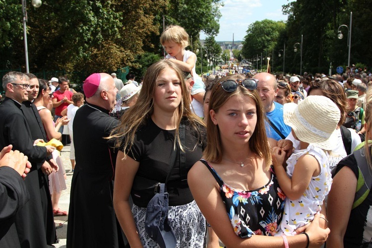 Powitanie 28. Pielgrzymki Diecezji Bielsko-Żywieckiej - grupy hałcnowskie na Jasnej Górze - 2019; cz. 2