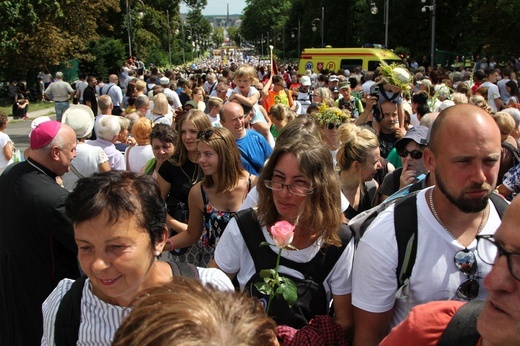 Powitanie 28. Pielgrzymki Diecezji Bielsko-Żywieckiej - grupy hałcnowskie na Jasnej Górze - 2019; cz. 2