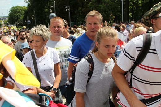 Powitanie 28. Pielgrzymki Diecezji Bielsko-Żywieckiej - grupy hałcnowskie na Jasnej Górze - 2019; cz. 2