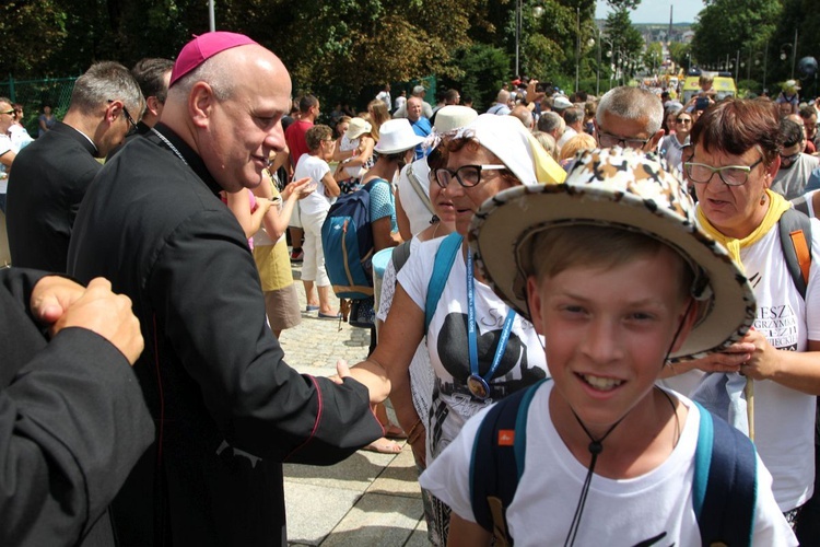 Powitanie 28. Pielgrzymki Diecezji Bielsko-Żywieckiej - grupy hałcnowskie na Jasnej Górze - 2019; cz. 2