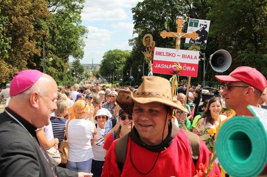 Powitanie 28. Pielgrzymki Diecezji Bielsko-Żywieckiej - grupy hałcnowskie na Jasnej Górze - 2019; cz. 2