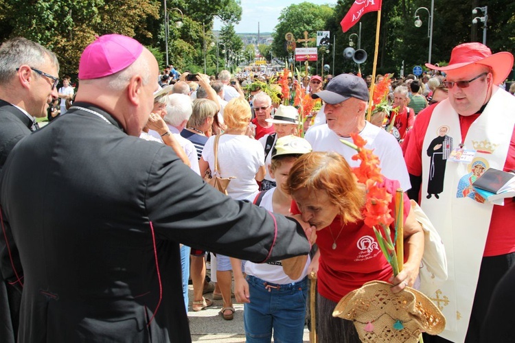 Powitanie 28. Pielgrzymki Diecezji Bielsko-Żywieckiej - grupy hałcnowskie na Jasnej Górze - 2019; cz. 2