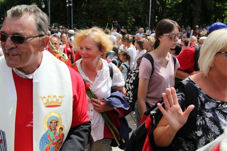 Powitanie 28. Pielgrzymki Diecezji Bielsko-Żywieckiej - grupy hałcnowskie na Jasnej Górze - 2019; cz. 2