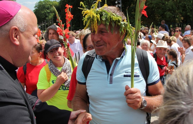 Powitanie 28. Pielgrzymki Diecezji Bielsko-Żywieckiej - grupy hałcnowskie na Jasnej Górze - 2019; cz. 2