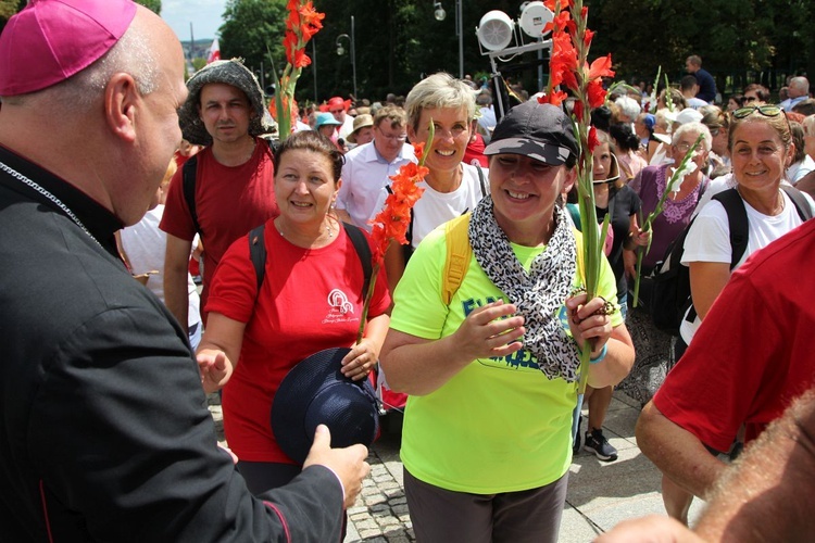 Powitanie 28. Pielgrzymki Diecezji Bielsko-Żywieckiej - grupy hałcnowskie na Jasnej Górze - 2019; cz. 2