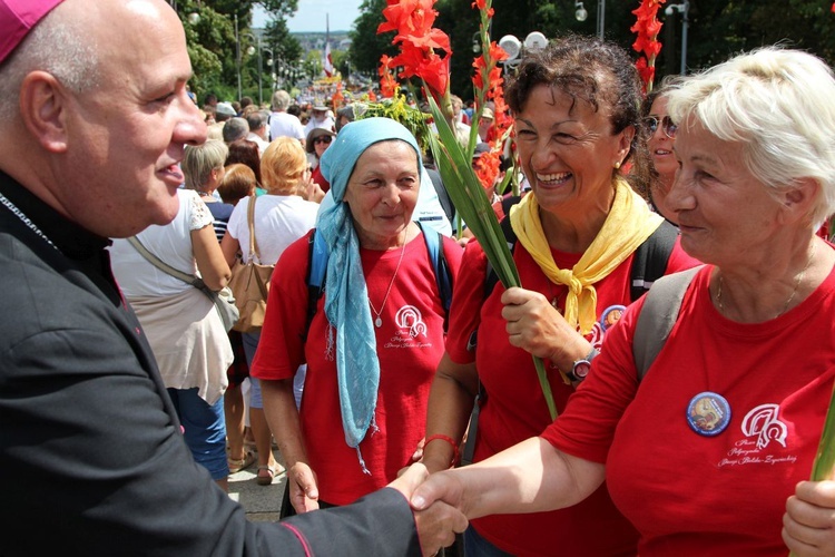 Powitanie 28. Pielgrzymki Diecezji Bielsko-Żywieckiej - grupy hałcnowskie na Jasnej Górze - 2019; cz. 2