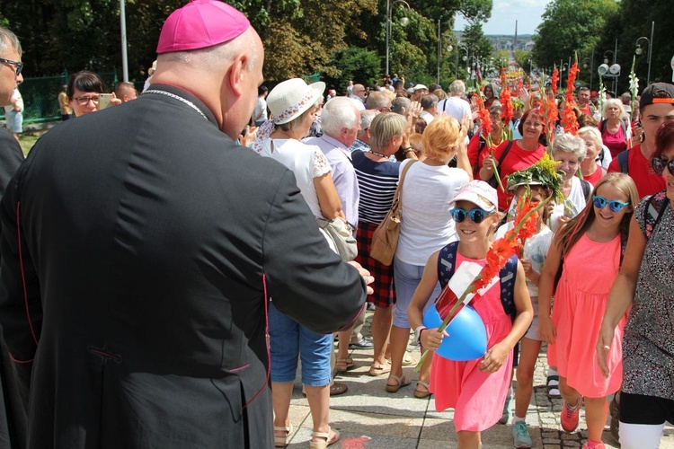 Powitanie 28. Pielgrzymki Diecezji Bielsko-Żywieckiej - grupy hałcnowskie na Jasnej Górze - 2019; cz. 2