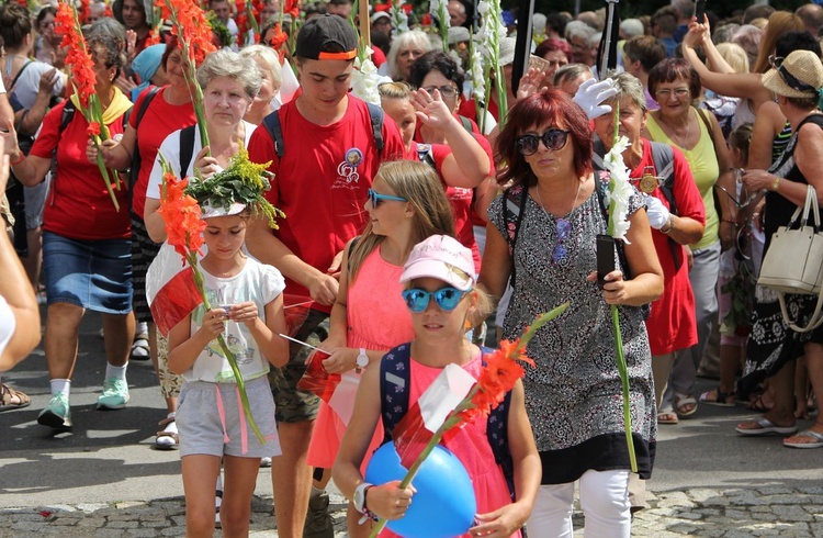 Powitanie 28. Pielgrzymki Diecezji Bielsko-Żywieckiej - grupy hałcnowskie na Jasnej Górze - 2019; cz. 2