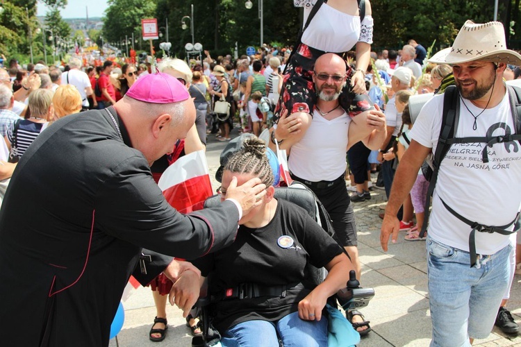 Powitanie 28. Pielgrzymki Diecezji Bielsko-Żywieckiej - grupy hałcnowskie na Jasnej Górze - 2019; cz. 2