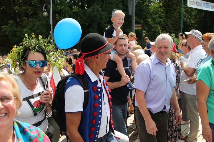 Powitanie 28. Pielgrzymki Diecezji Bielsko-Żywieckiej - grupy hałcnowskie na Jasnej Górze - 2019; cz. 2