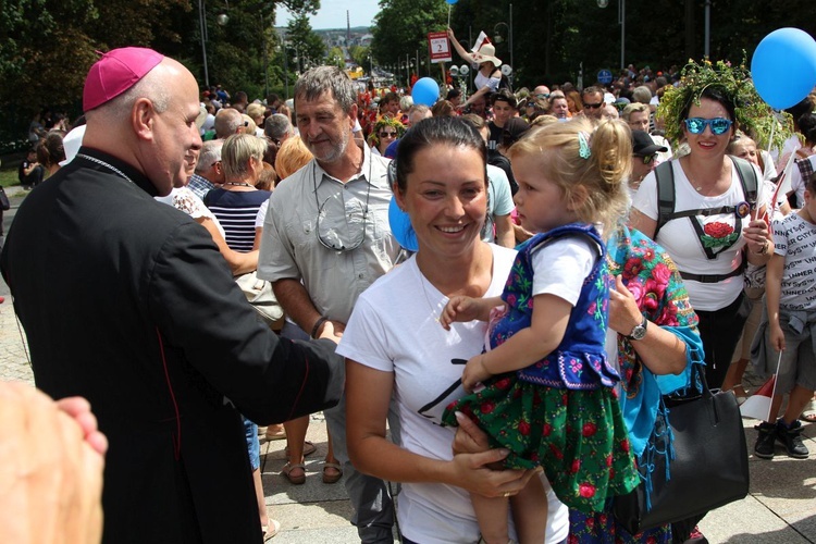 Powitanie 28. Pielgrzymki Diecezji Bielsko-Żywieckiej - grupy hałcnowskie na Jasnej Górze - 2019; cz. 2