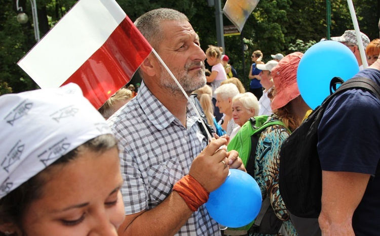 Powitanie 28. Pielgrzymki Diecezji Bielsko-Żywieckiej - grupy hałcnowskie na Jasnej Górze - 2019; cz. 2