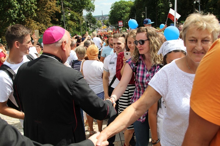 Powitanie 28. Pielgrzymki Diecezji Bielsko-Żywieckiej - grupy hałcnowskie na Jasnej Górze - 2019; cz. 2