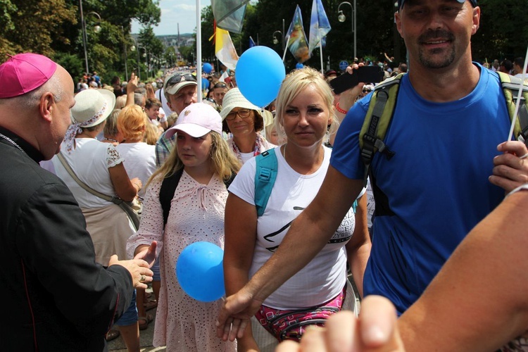 Powitanie 28. Pielgrzymki Diecezji Bielsko-Żywieckiej - grupy hałcnowskie na Jasnej Górze - 2019; cz. 2