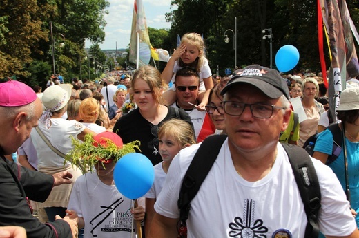 Powitanie 28. Pielgrzymki Diecezji Bielsko-Żywieckiej - grupy hałcnowskie na Jasnej Górze - 2019; cz. 2