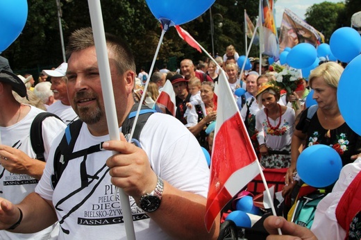 Powitanie 28. Pielgrzymki Diecezji Bielsko-Żywieckiej - grupy hałcnowskie na Jasnej Górze - 2019; cz. 2