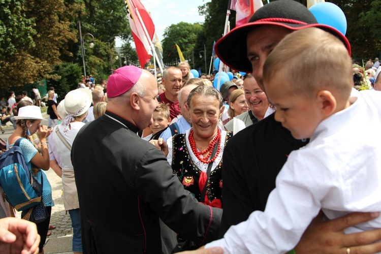 Powitanie 28. Pielgrzymki Diecezji Bielsko-Żywieckiej - grupy hałcnowskie na Jasnej Górze - 2019; cz. 2