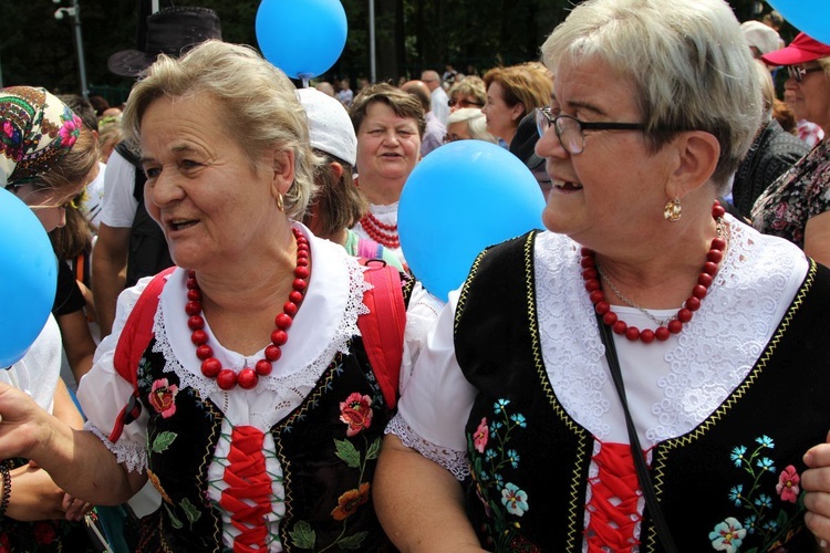 Powitanie 28. Pielgrzymki Diecezji Bielsko-Żywieckiej - grupy hałcnowskie na Jasnej Górze - 2019; cz. 2