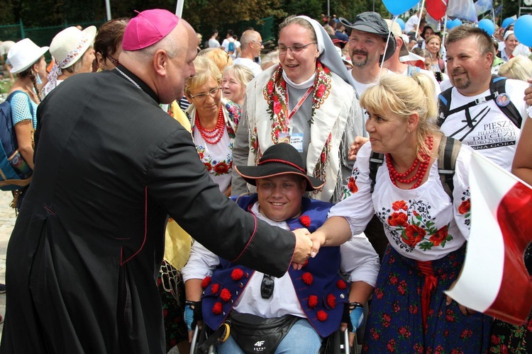 Powitanie 28. Pielgrzymki Diecezji Bielsko-Żywieckiej - grupy hałcnowskie na Jasnej Górze - 2019; cz. 2