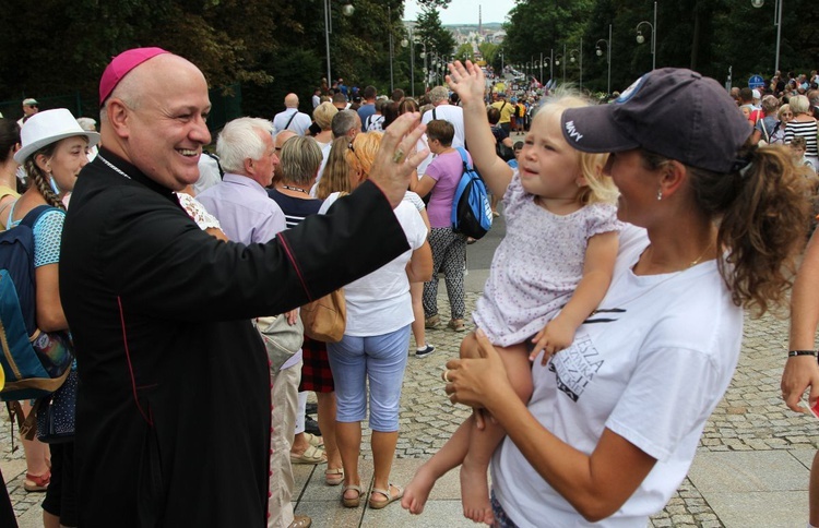 Powitanie 28. Pielgrzymki Diecezji Bielsko-Żywieckiej - grupy hałcnowskie na Jasnej Górze - 2019; cz. 2