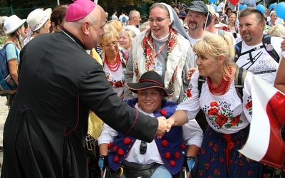 Bielsko-żywieccy pątnicy z bp. Piotrem Gregerem na Jasnej Górze u celu swojego pielgrzymowania.