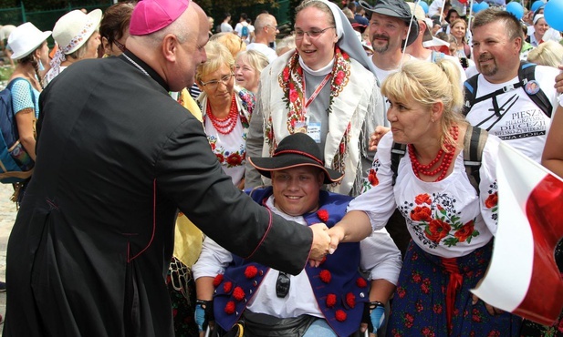 Bielsko-żywieccy pątnicy z bp. Piotrem Gregerem na Jasnej Górze u celu swojego pielgrzymowania.