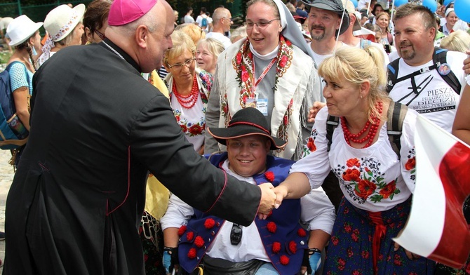 Bielsko-żywieccy pątnicy z bp. Piotrem Gregerem na Jasnej Górze u celu swojego pielgrzymowania.