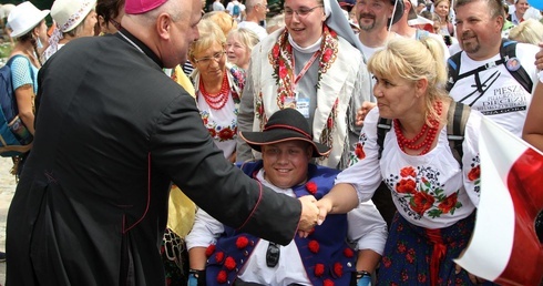 Bielsko-żywieccy pątnicy z bp. Piotrem Gregerem na Jasnej Górze u celu swojego pielgrzymowania.