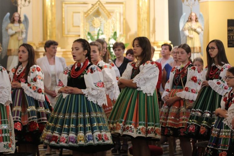 Wielu wiernych do świątyni przybyło w strojach ludowych.