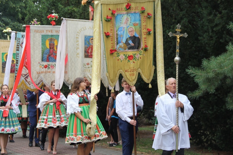 Po Mszy św. wokół kościoła przeszła procesja.