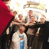 ▲	Apostolat Margaretka modli się za ks. Szymona Muchę.