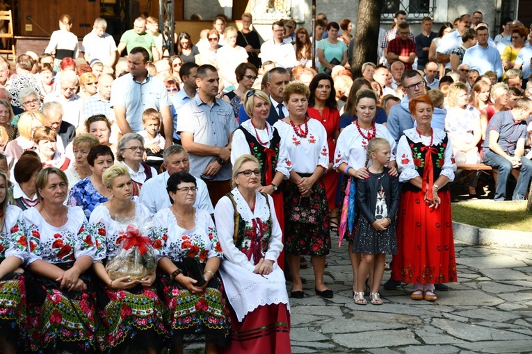 64 tys. rozdanych Komunii św. i 320 kapłanów