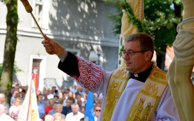 64 tys. rozdanych Komunii św. i 320 kapłanów