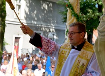 64 tys. rozdanych Komunii św. i 320 kapłanów