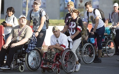 ▲	500 osób niepełnosprawnych, ich przyjaciół, więźniów i osób bezdomnych po raz 28. wyruszyło pieszo i na wózkach inwalidzkich do Częstochowy.