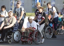 ▲	500 osób niepełnosprawnych, ich przyjaciół, więźniów i osób bezdomnych po raz 28. wyruszyło pieszo i na wózkach inwalidzkich do Częstochowy.