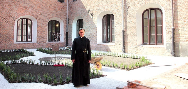 O. Marcin Szafors, dyrektor centrum, w Rajskim Ogrodzie w atrium klasztoru.