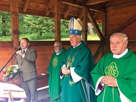 ▲	Ksiądz Aleksander Trojan, proboszcz lądeckiej parafii, przywitał biskupa wraz z leśnikami i myśliwymi.