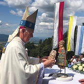 ▲	Biskup osobiście udekorował figurkę.