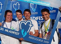 ▲	Część duchownych, którzy zabrali młodzież na to spotkanie.  Od lewej: ks. Robert Krupa, ks. Gniewomir Flis, ks. Arkadiusz Raczyński, dk. Grzegorz Banda.