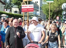 ▲	Biskup na czele pątników wyruszających z Hałcnowa.