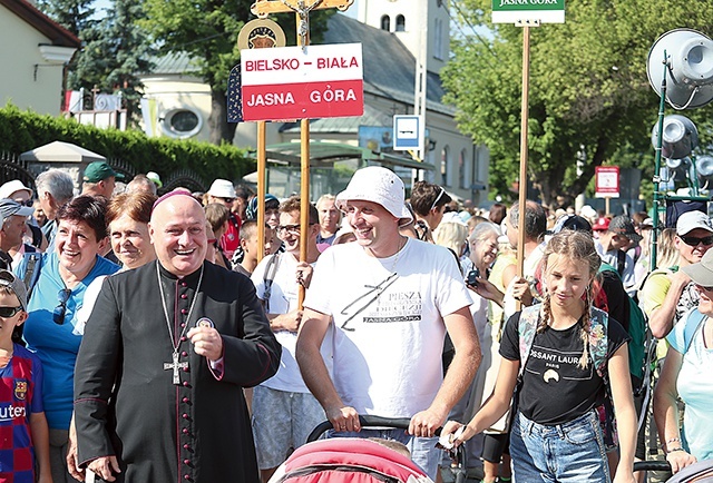 ▲	Biskup na czele pątników wyruszających z Hałcnowa.