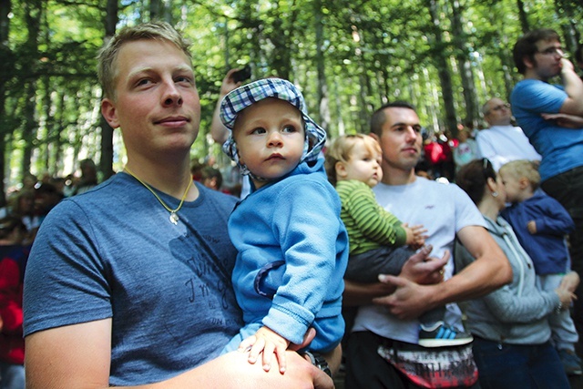 ▲	Do MB Śnieżnej pielgrzymują kolejne pokolenia.